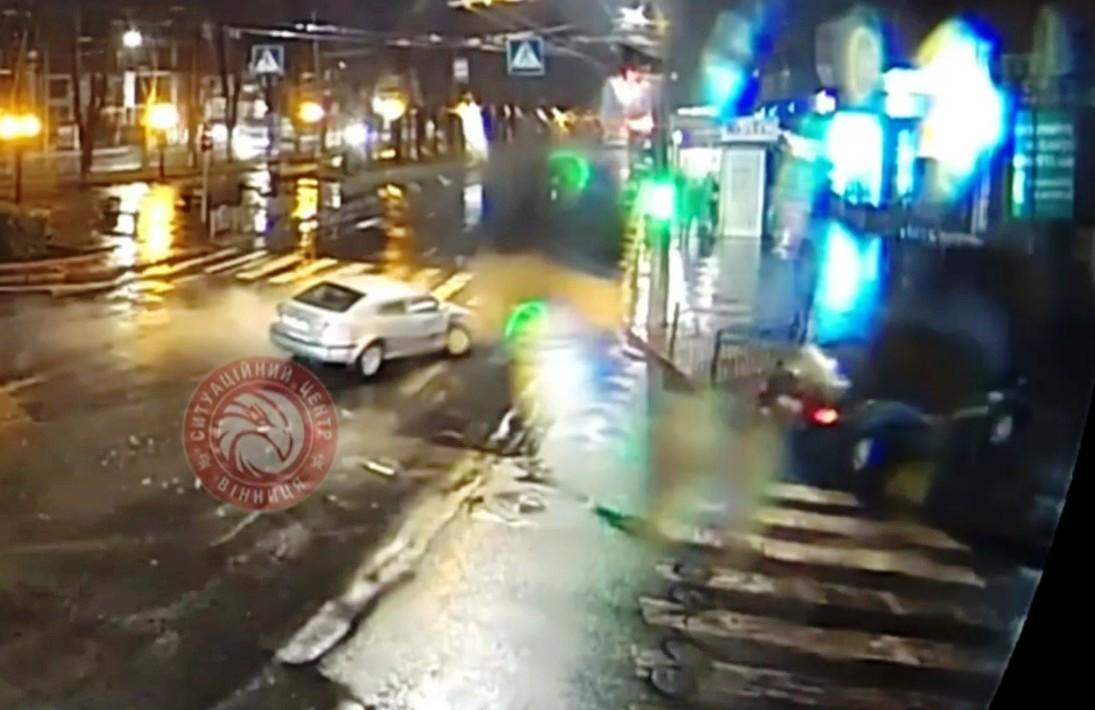 На вулиці Пирогова зіштовхнулися Deo та Skoda. Від удару легковик викинуло на тротуар (Фото+Відео)