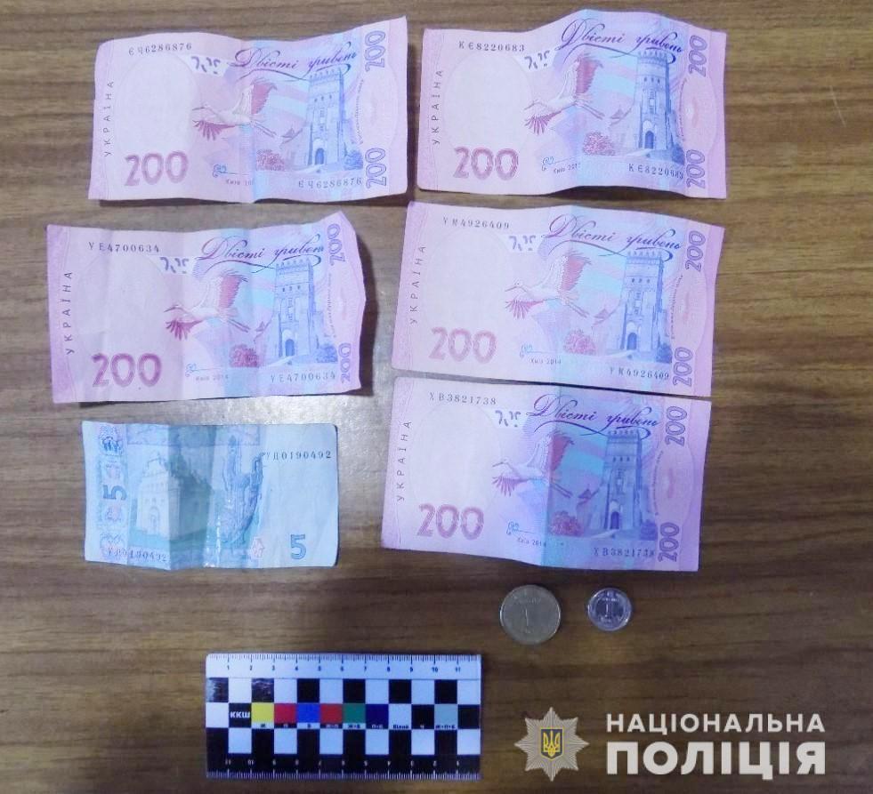 Знімав гроші з банкомату: у Бару пограбували чоловіка