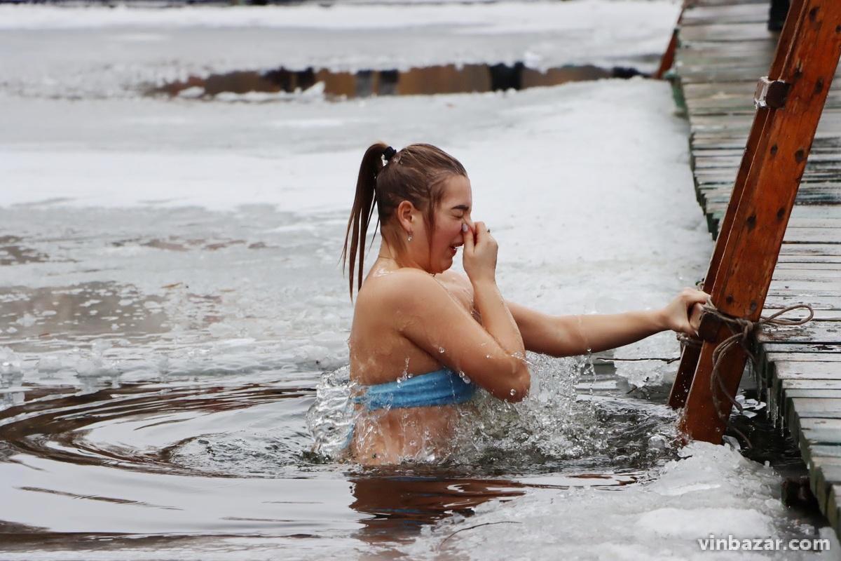 Водохреще 2022: у Вінниці поменшало охочих до крижаного купання (Фото)