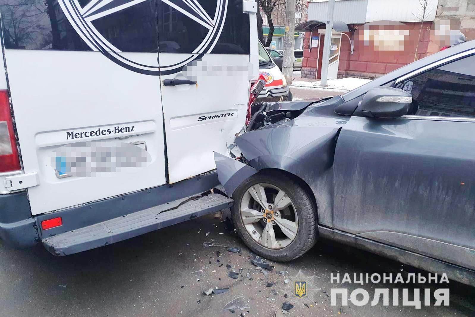 Водій помер за кермом: у Вінниці позашляховик зіткнувся з маршруткою (Фото)