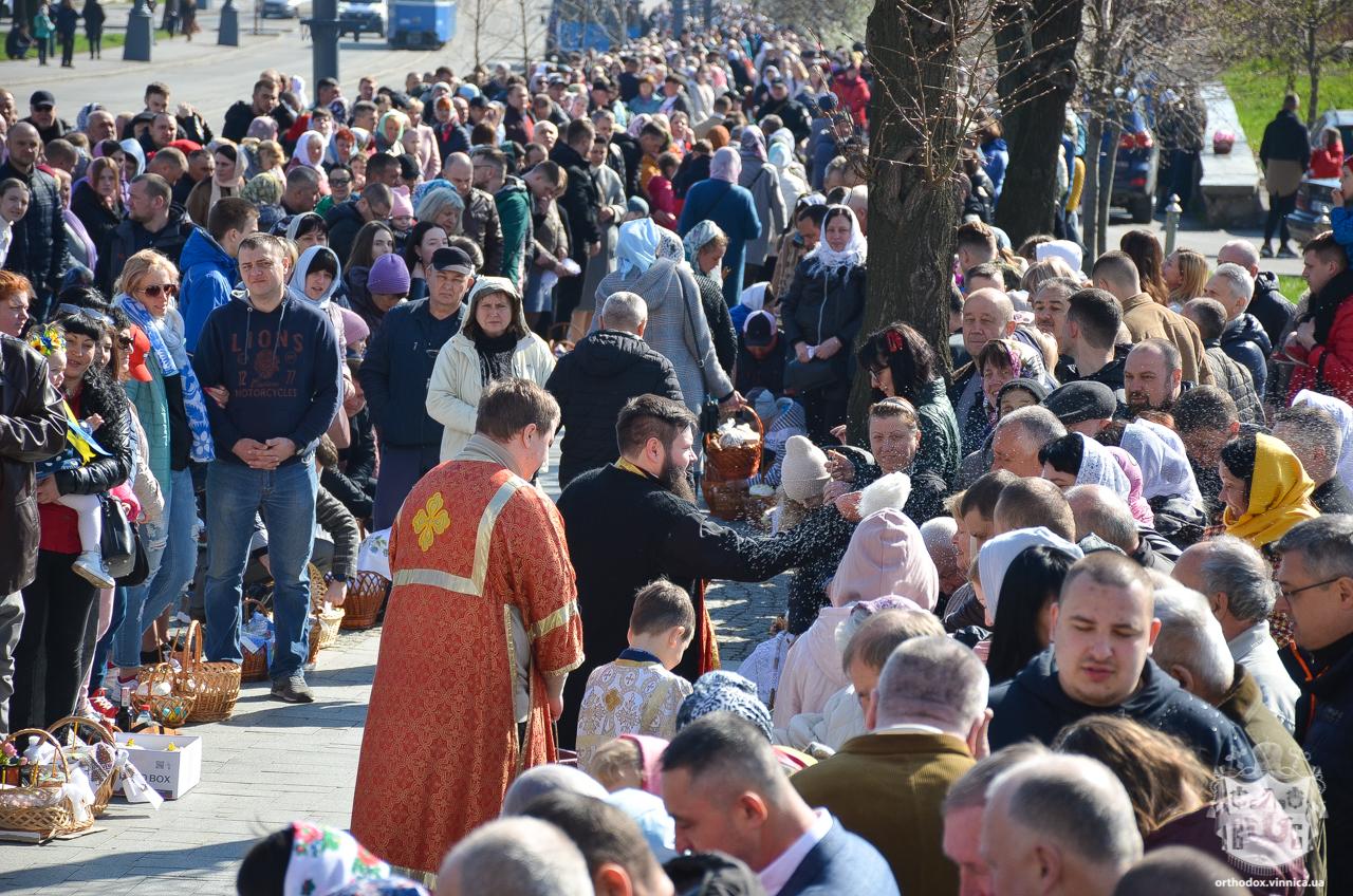 Великдень 2022: до собору у Вінниці прийшли тисячі людей (Фото)