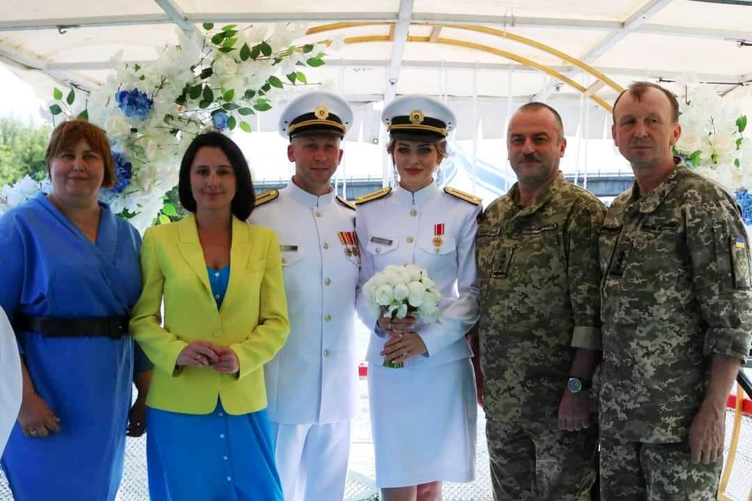 На борту теплоходу у Вінниці одружилися пара військових медиків (Фото)