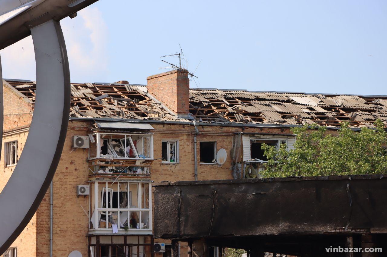 Ракетний удар по Вінниці: репортаж з місця подій (Фото)