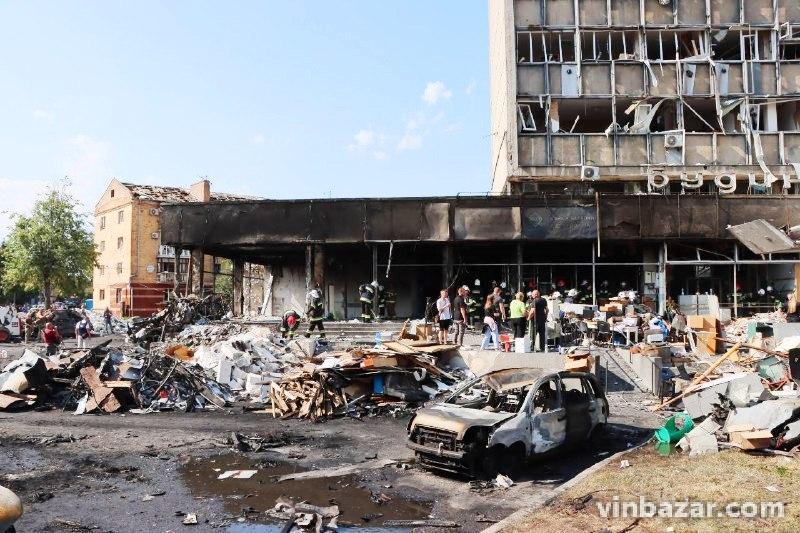 Ракетний удар по Вінниці: репортаж з місця подій (Фото)