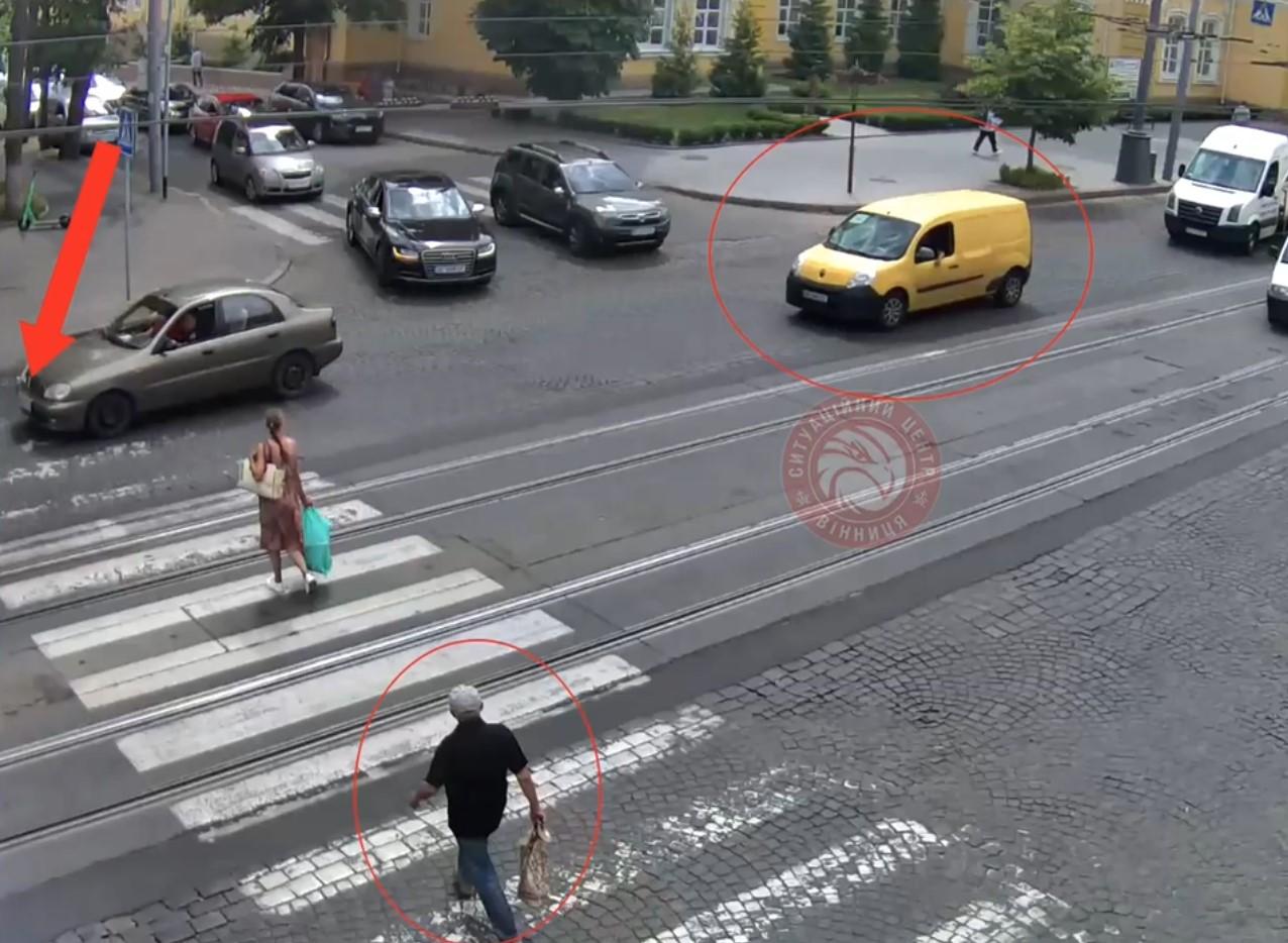 Водій Renault збив пішохода на вулиці Соборній (Відео)