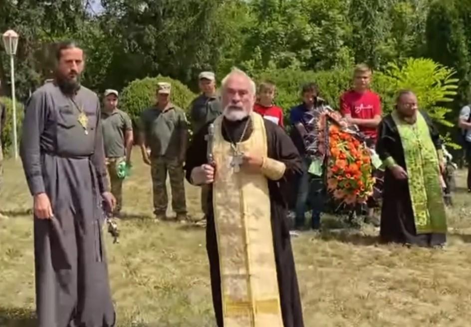 Під час похорону бійця священник Московського патріархату хрестом побив отця ПЦУ на Вінниччині (Відео+Фото)
