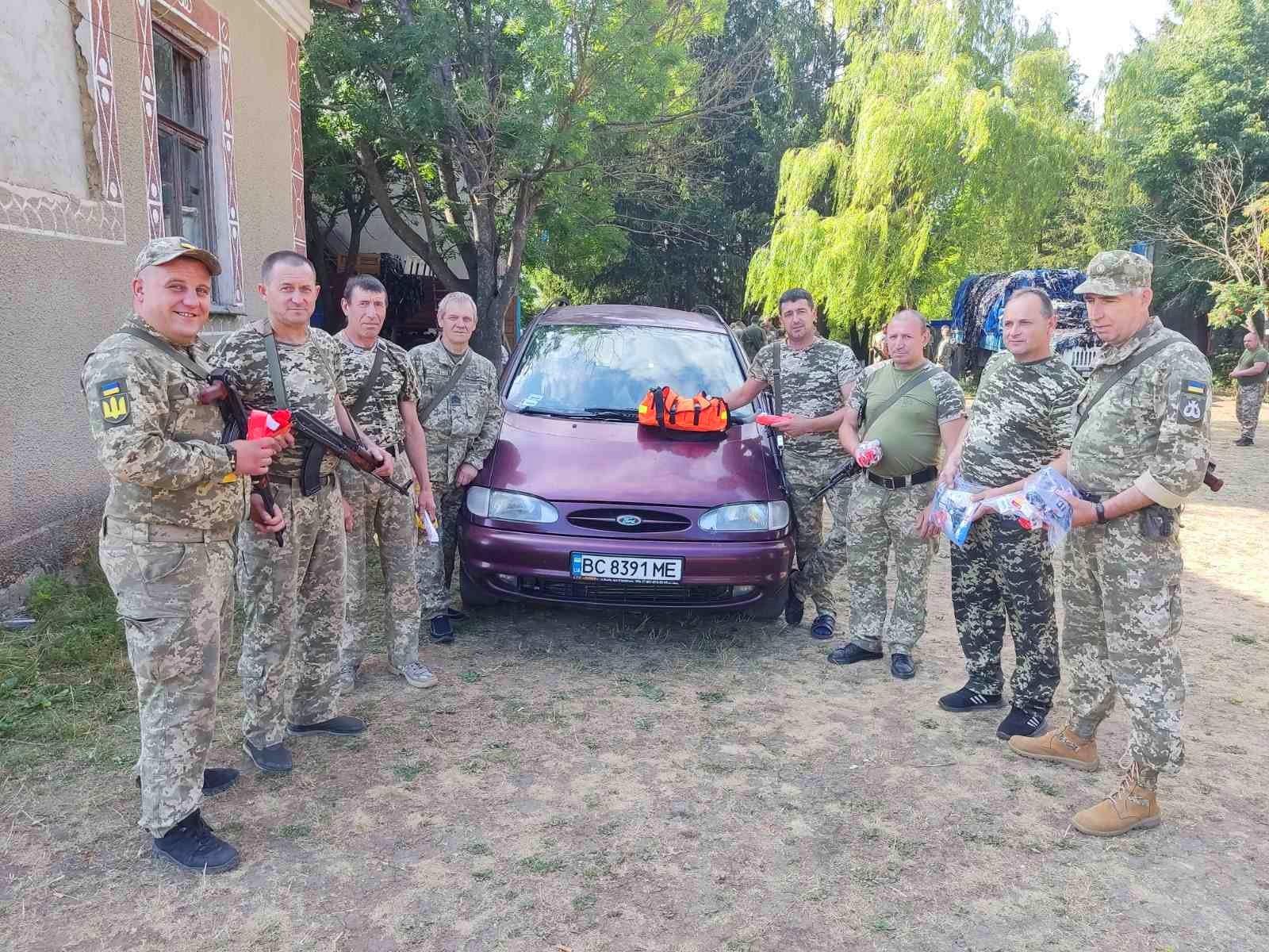 Автомобілі для військових передали лісівники з Тульчинського району