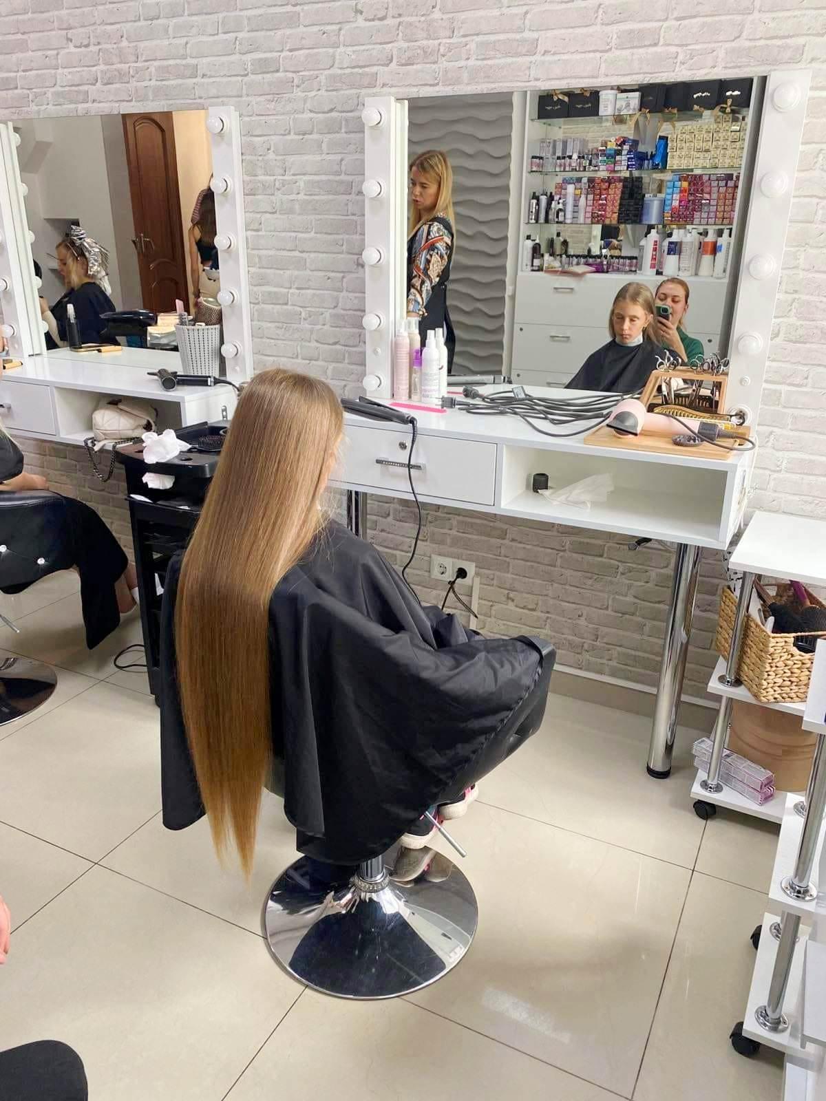 Юна вінничанка обрізала довге волосся, щоб допомогти зібрати кошти для ЗСУ (Фото+Відео)