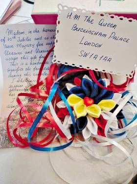 Жінка з Вінниччини надіслала жовто-блакитну квітку королеві Великої Британії Єлизаветі ІІ та отримала відповідь (Фото)