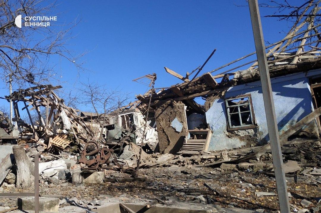 Уламки збитої ракети впали на будинки біля Томашполя (Фото)