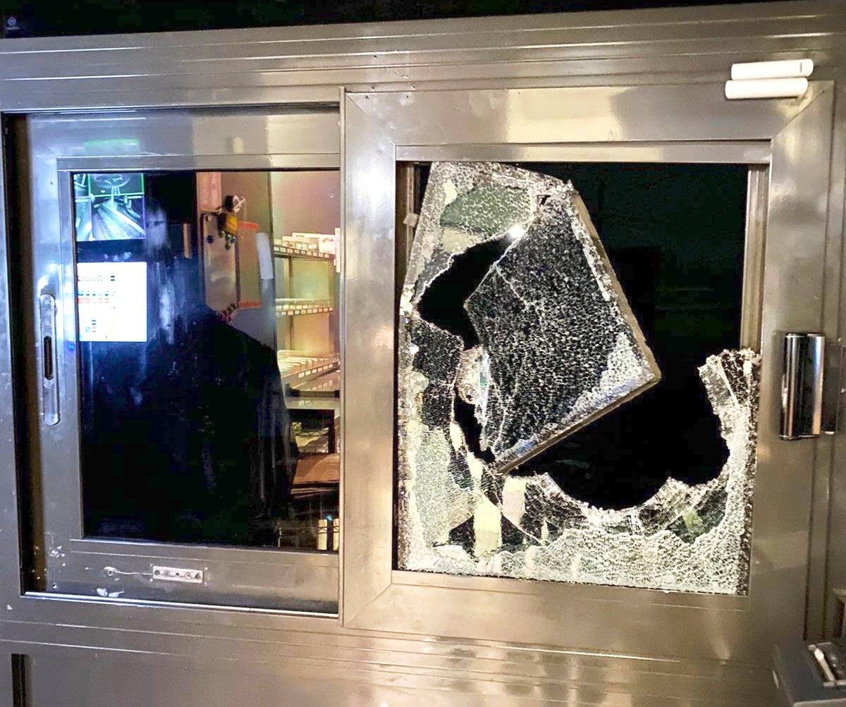 Хлопець розтрощив вікна McDonald's на Соборній (Фото+Відео) 