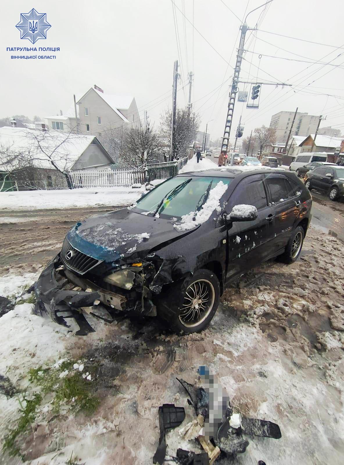 Два авто зіткнулися на перехресті у Вінниці. Lexus пошкодив світлофор (Фото)