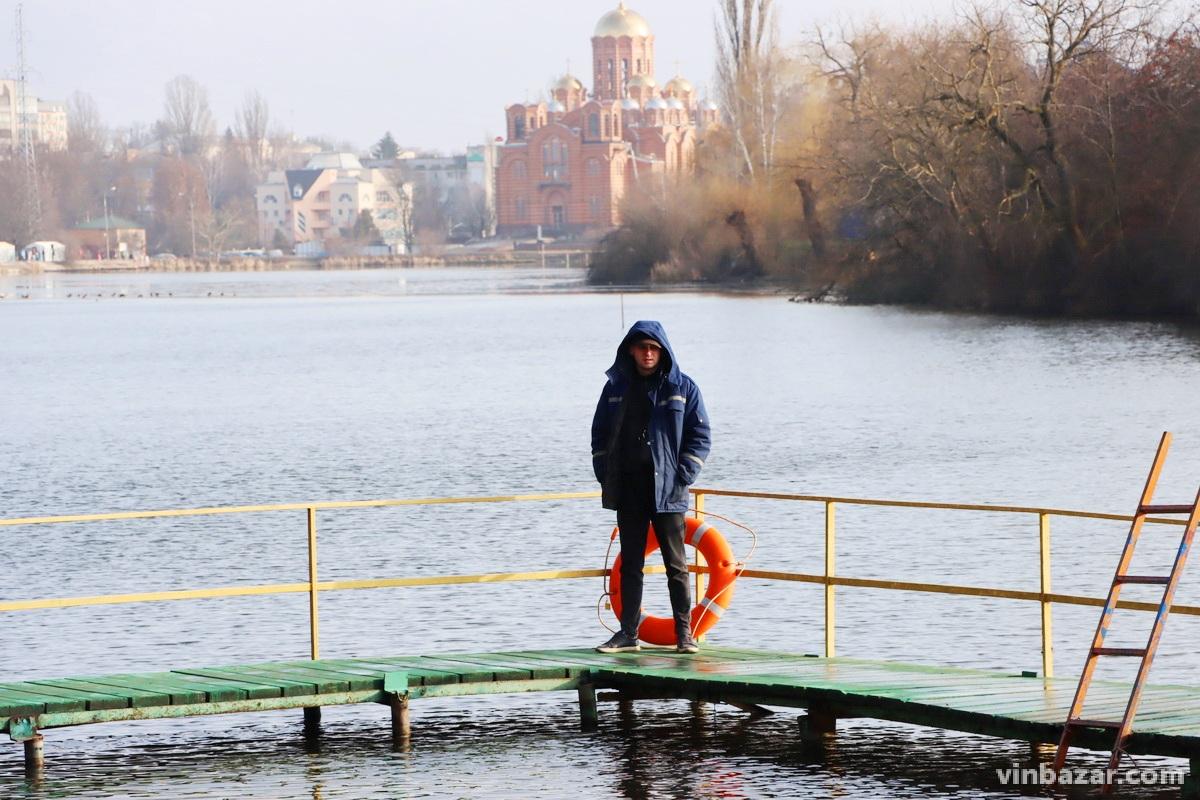 Водохреще 2023: відсутність морозів не завадили купанню у Вінниці (Фото)