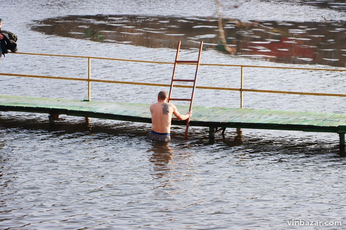 Водохреще 2023: відсутність морозів не завадили купанню у Вінниці (Фото)