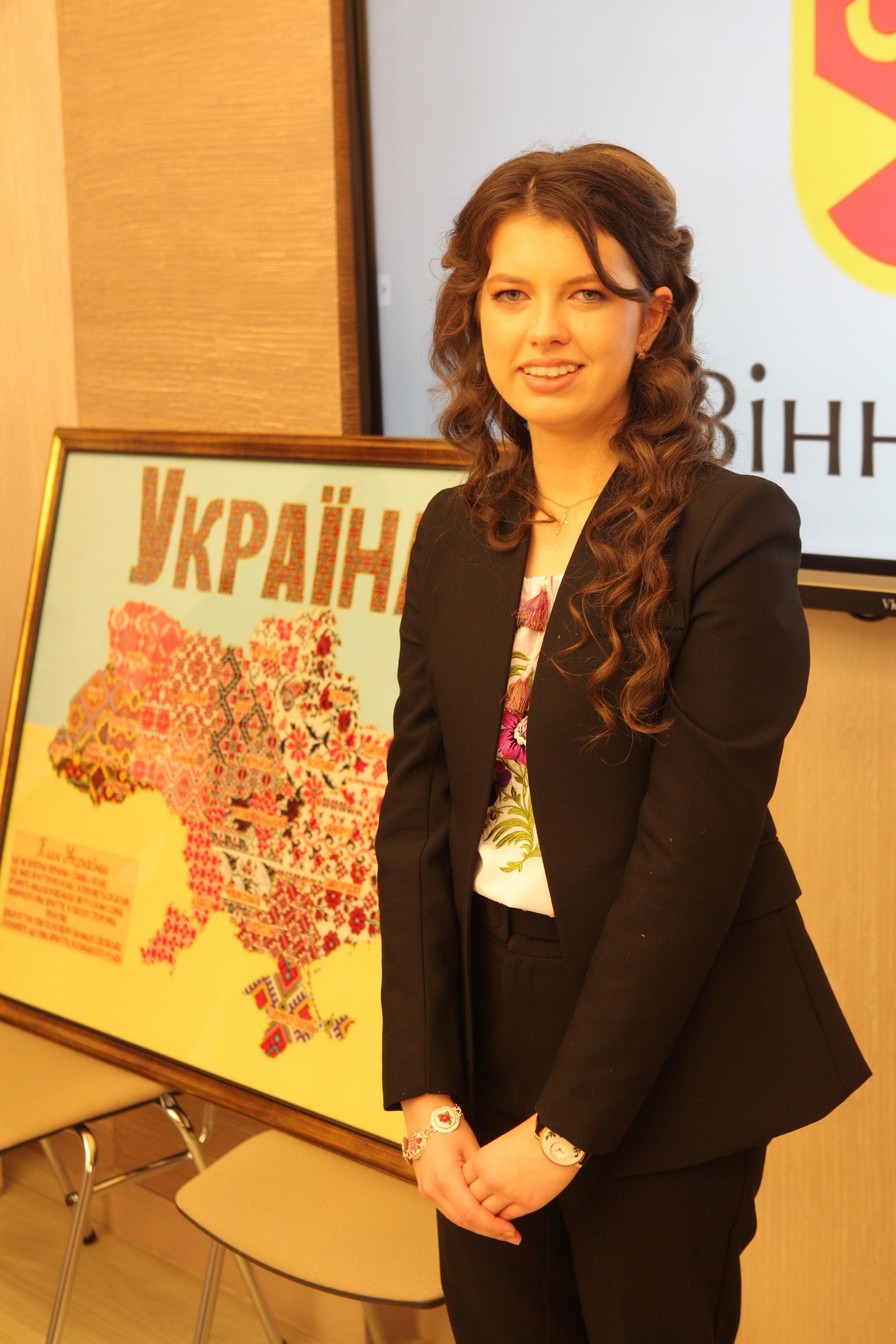 15-річна дівчина з Вінниці вишила мапу України та потрапила до книги рекордів (Фото)