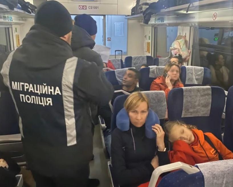 На Вінниччині багатодітним одиначкам допомагали записувати дітей на ухилянтів, які виїжджали за кордон (Фото+Відео)