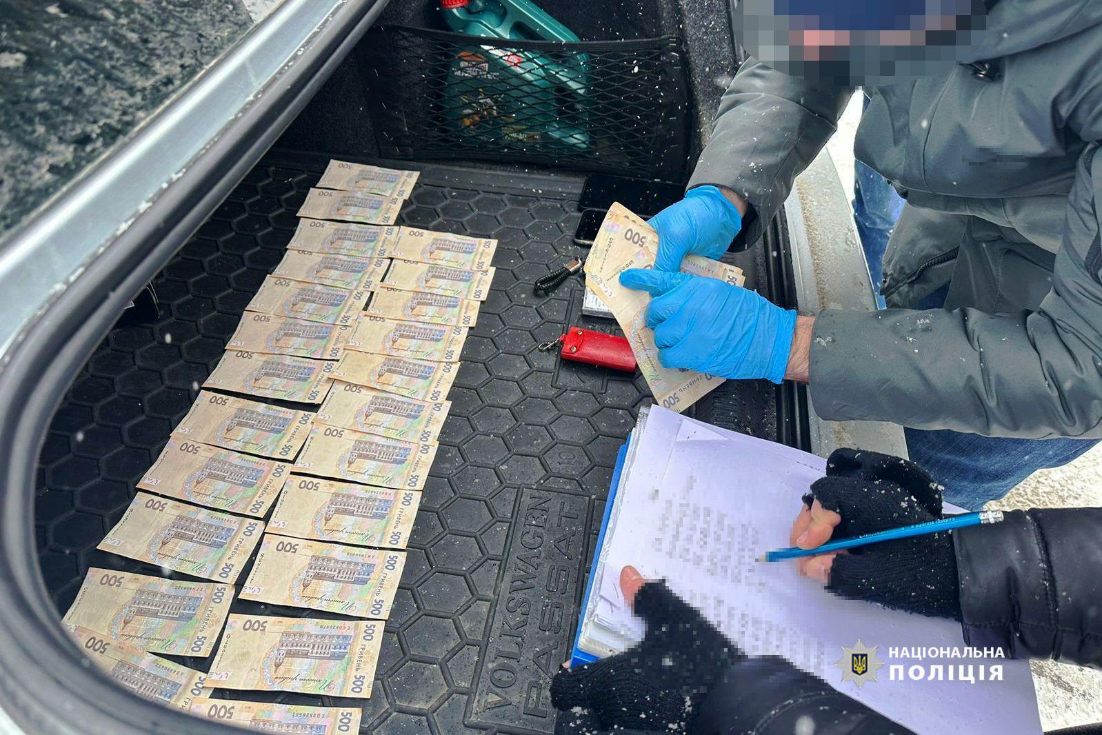 Вимагав 35 тисяч гривень хабара: на Вінниччині затримали державного виконавця (Фото+Відео)