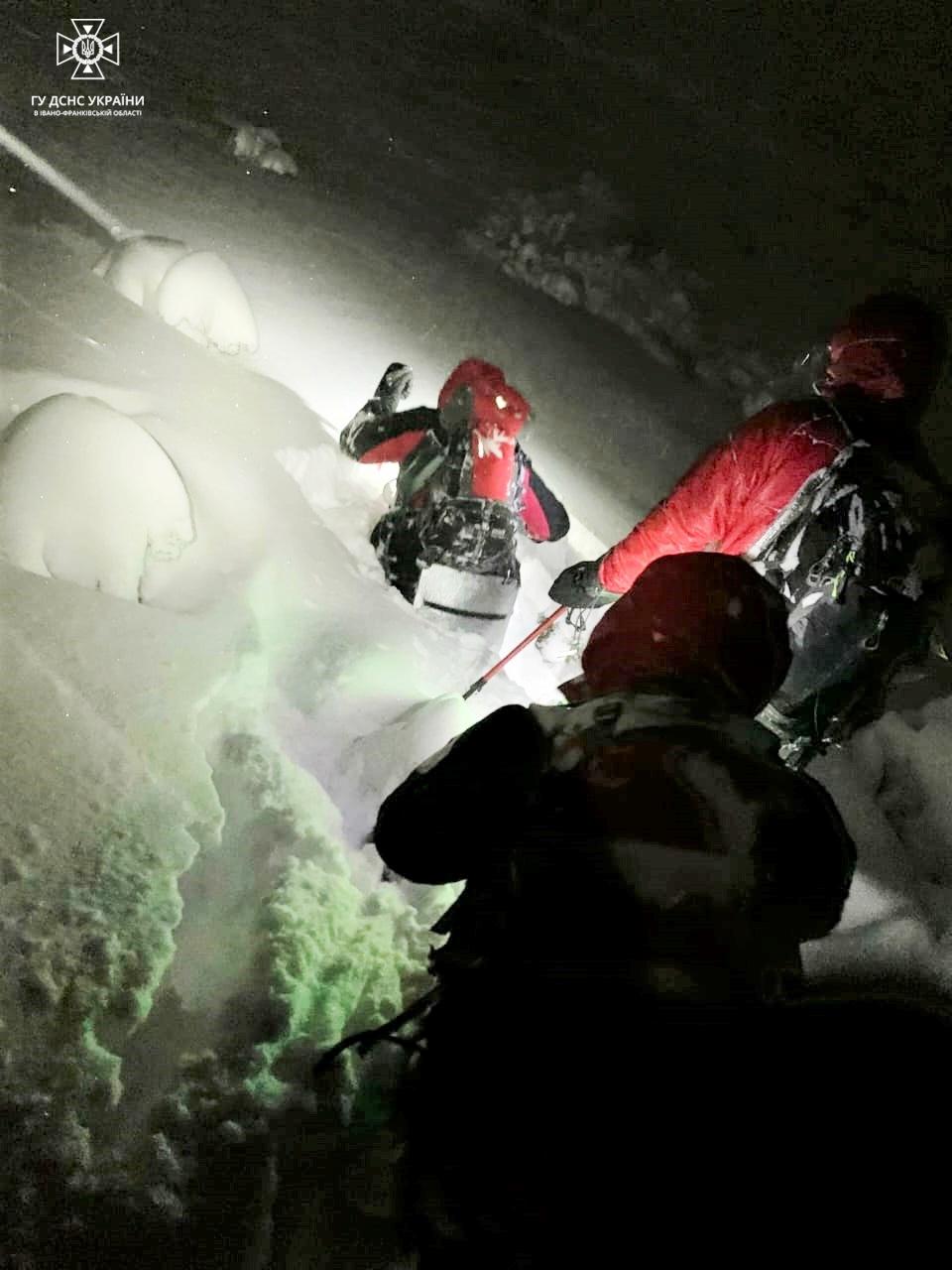 У Карпатах врятувалися туристи з Вінниччини, які заблукали через снігову бурю (Фото)