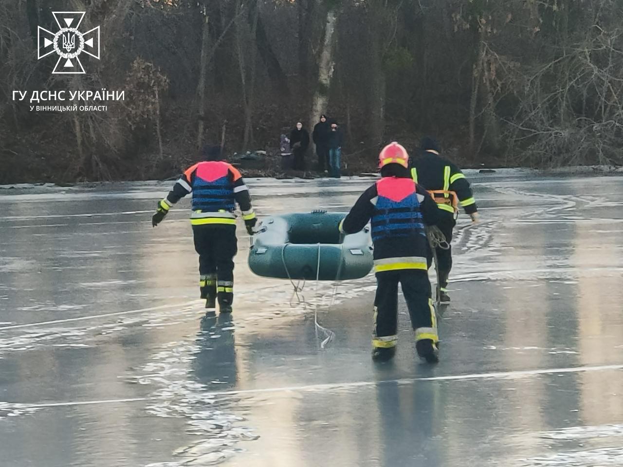 Рятували родину з 3-річною сином, які застрягли на кризі у Вінниці (Фото)