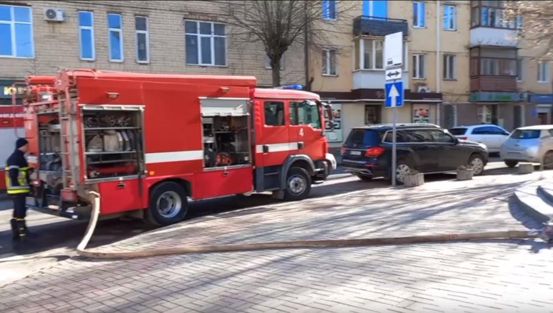 Сталася пожежа у Вінницькій обласній бібліотеці ім. В. Отамановського (Фото)
