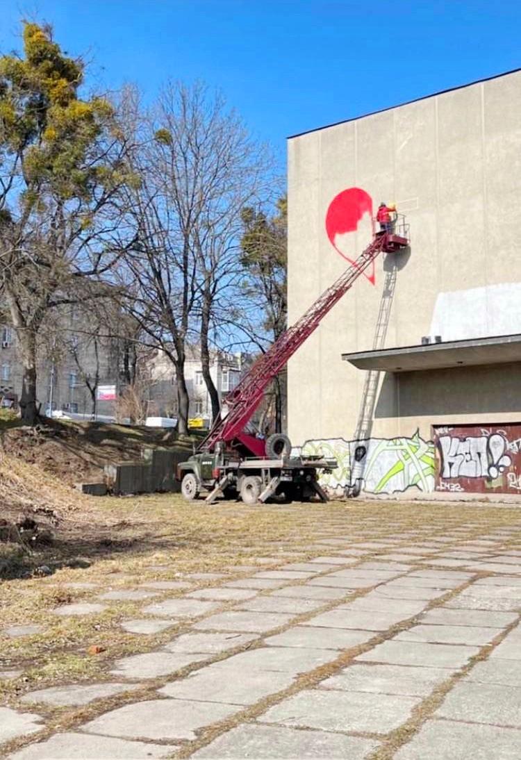 Флешмоб «Єдине серце України»: новий мурал з’явився на стіні колишнього кінотеатру у Вінниці (Фото)