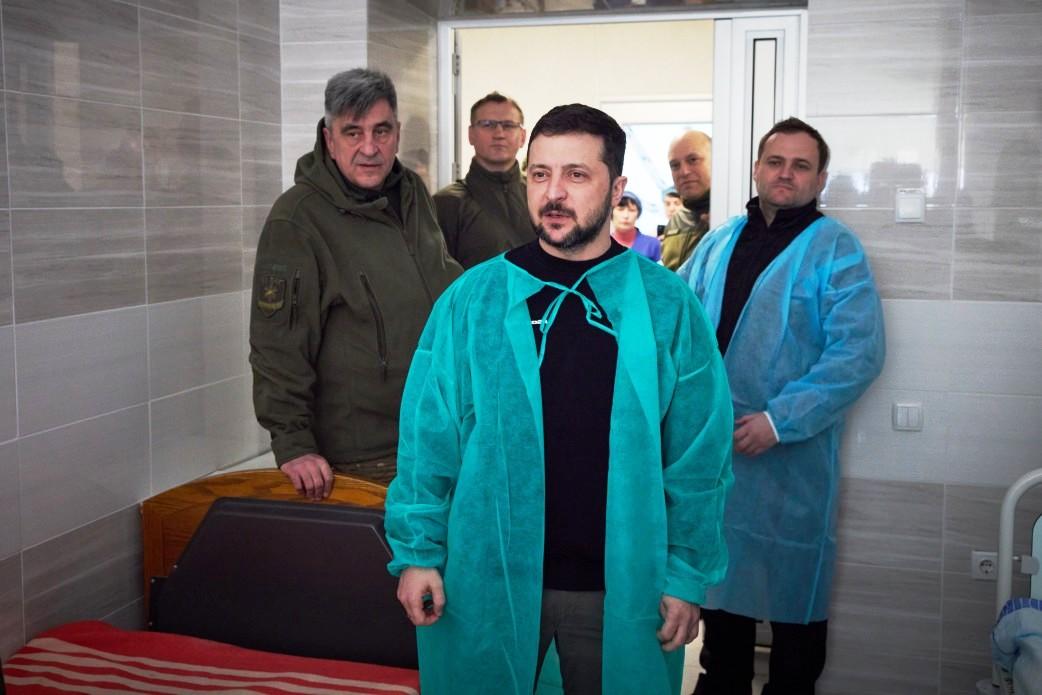 Зеленський поїхав у Бахмут: нагородив медиків 59 військового медичного госпіталю з Вінниці (Фото)