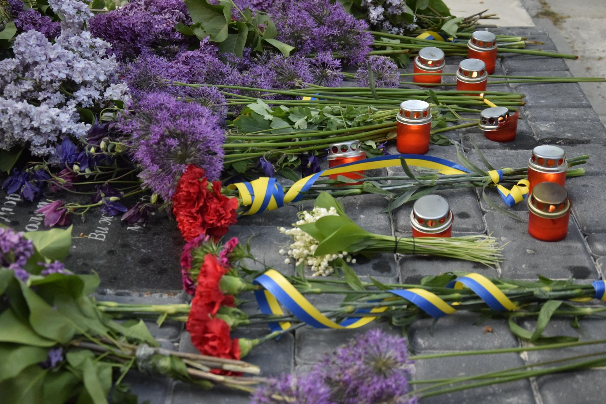 В пам'ять про 45 дівчаток розстріляних більшовиками у Жмеринці встановили дубовий хрест (Фото) 