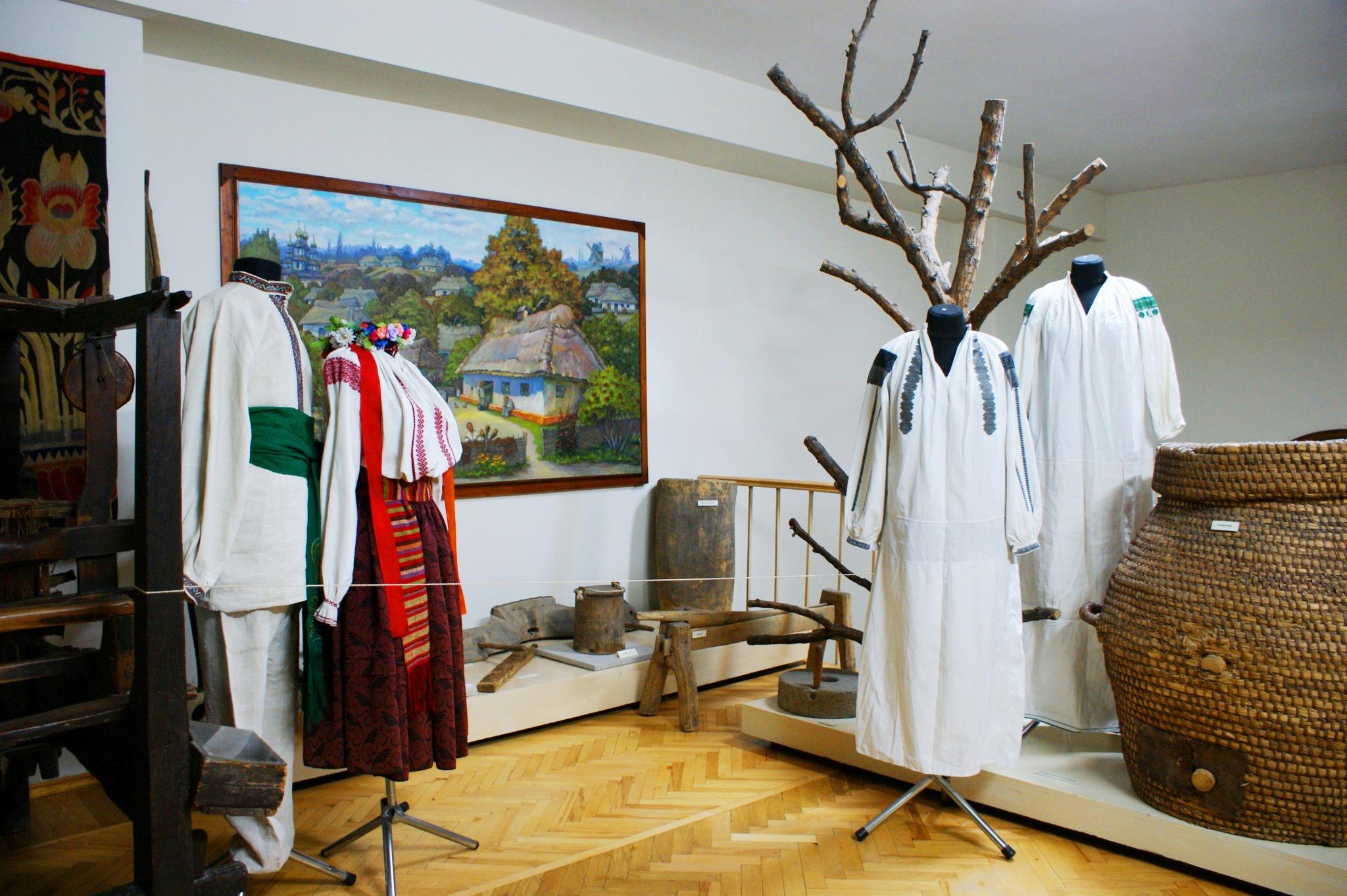 З колекції ретро-блогерки створили виставку раритетного одягу у Вінниці (Фото+Відео)