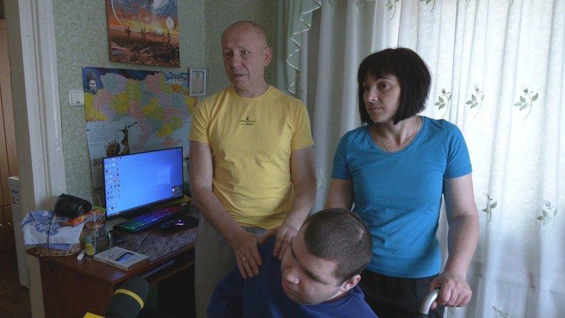 Сім'я продає розсаду, щоб допомогти хворому синові на Вінниччині (Фото+Відео)