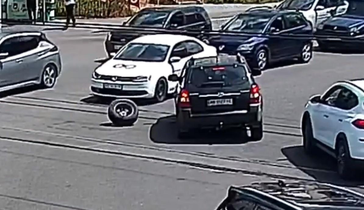 Під час руху в автомобіля відпало колесо на вулиці Пирогова (Відео)