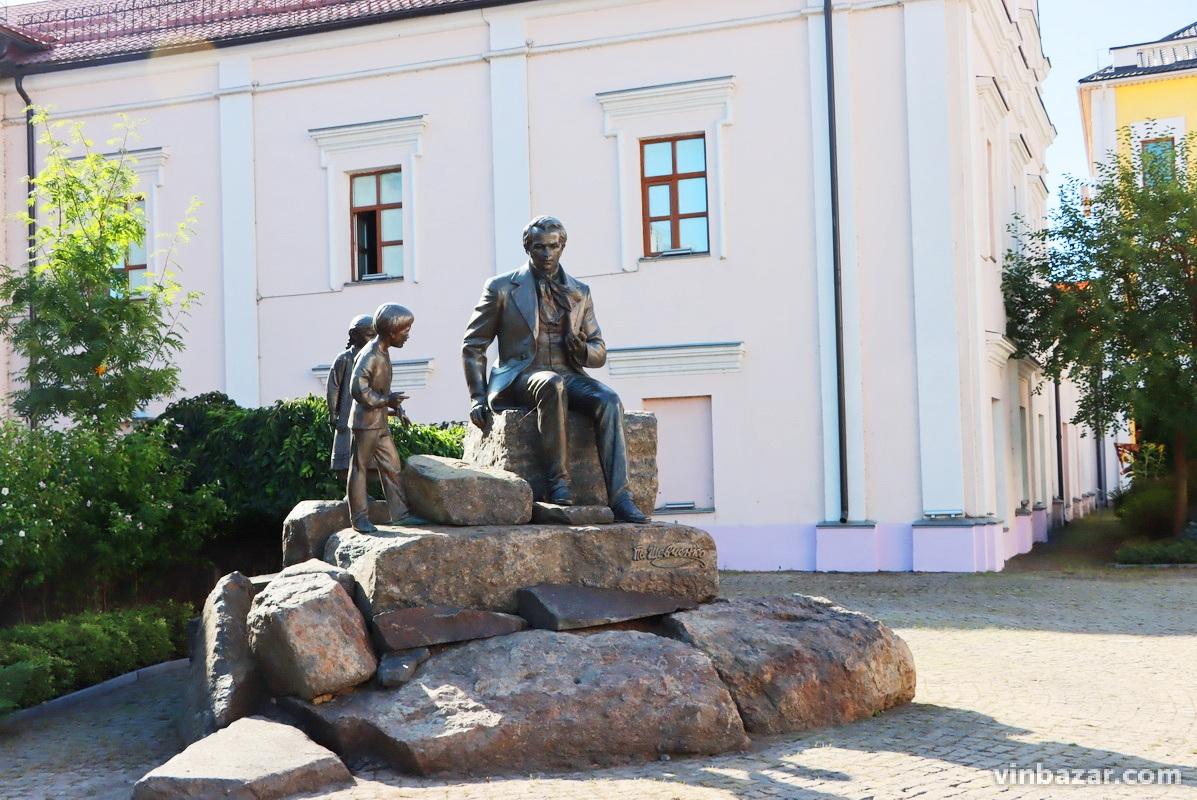 Площу Шевченка за майже 8 мільйонів гривень оновили у Вінниці (Фото)