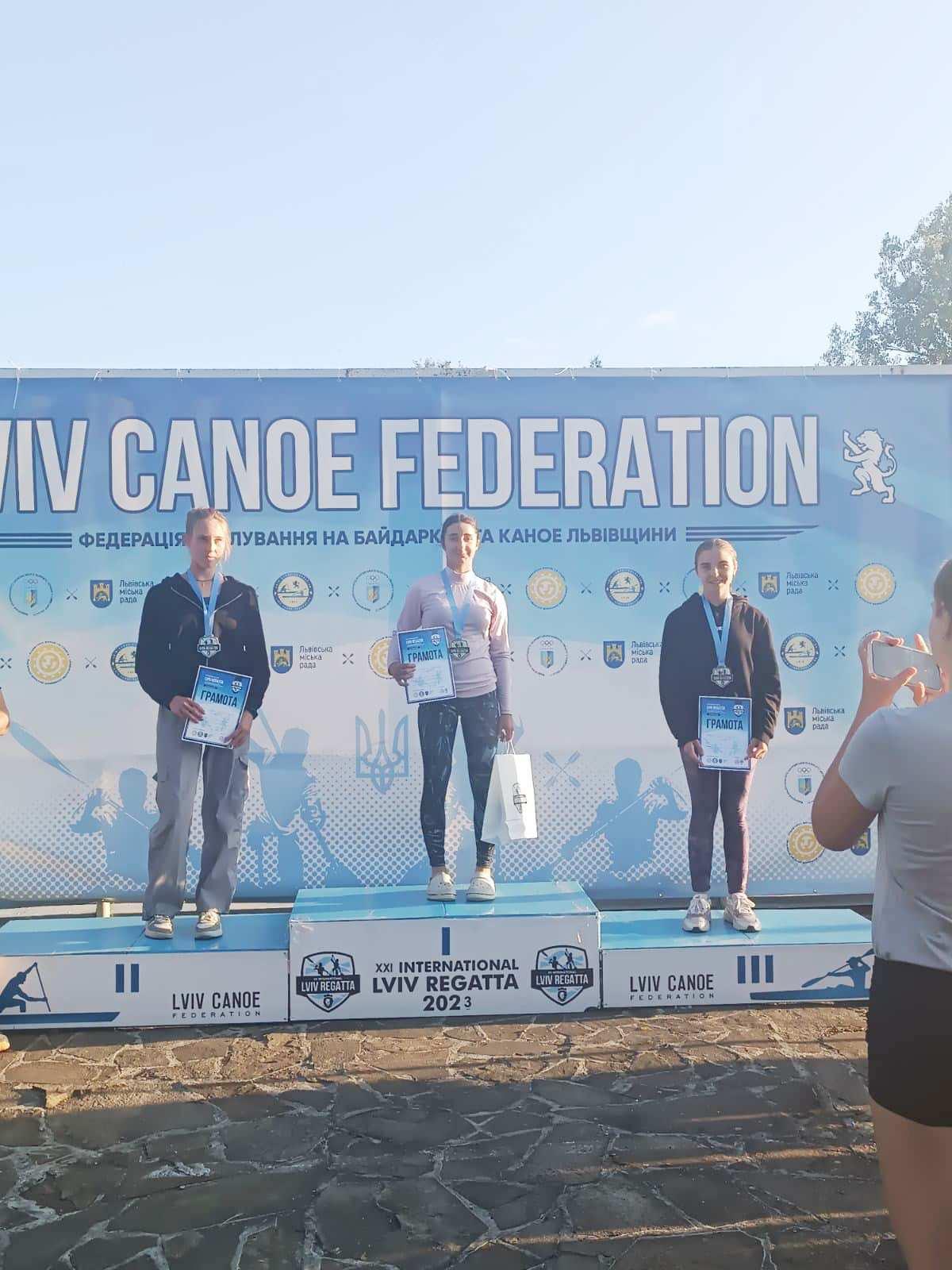 Вінницькі веслувальниці вибороли золоті та срібні медалі «Львівської регати»