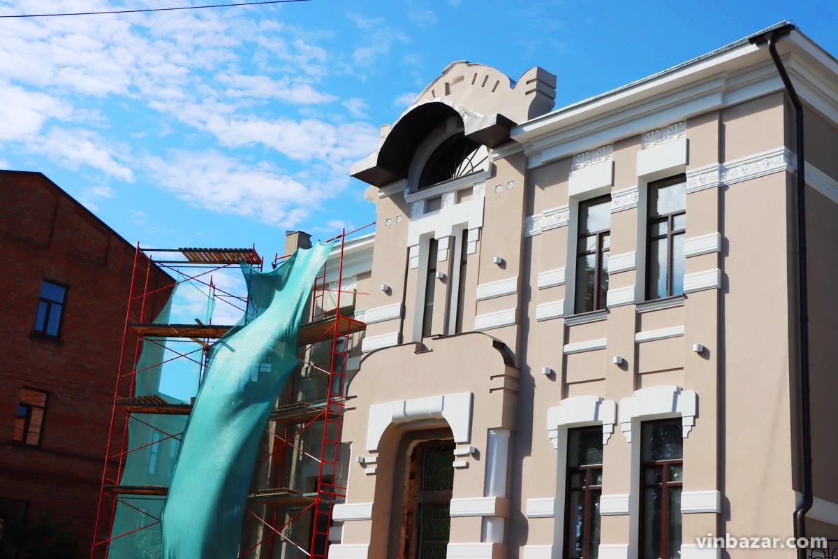 Фарбують коричневим: триває реставрація «шоколадного будинку» у Вінниці (Фото)