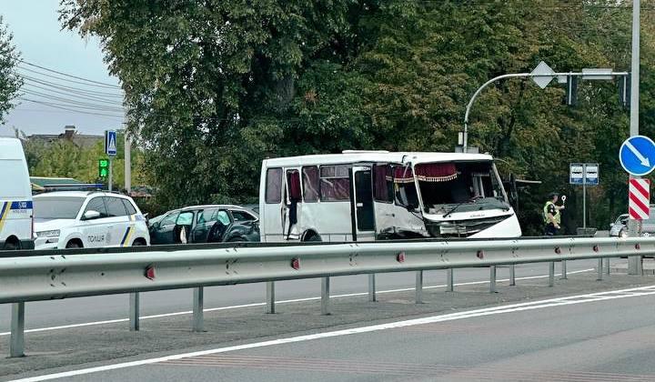Водій Skoda врізалася у автобус на Немирівському шосе (Відео)