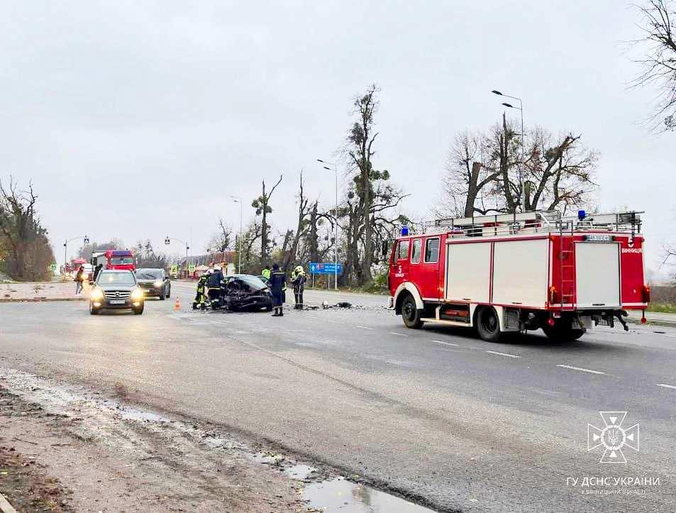 Daewoo Lanos та Kia Optima зіткнулися поблизу Вінниці. Є загиблий та постраждалі, серед яких й діти (Фото)