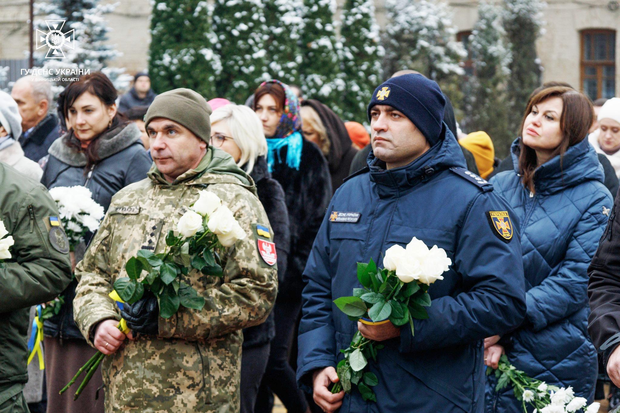 Покладання квітів з нагоди Дня Гідності та Свободи відбулося у Вінниці (Фото)