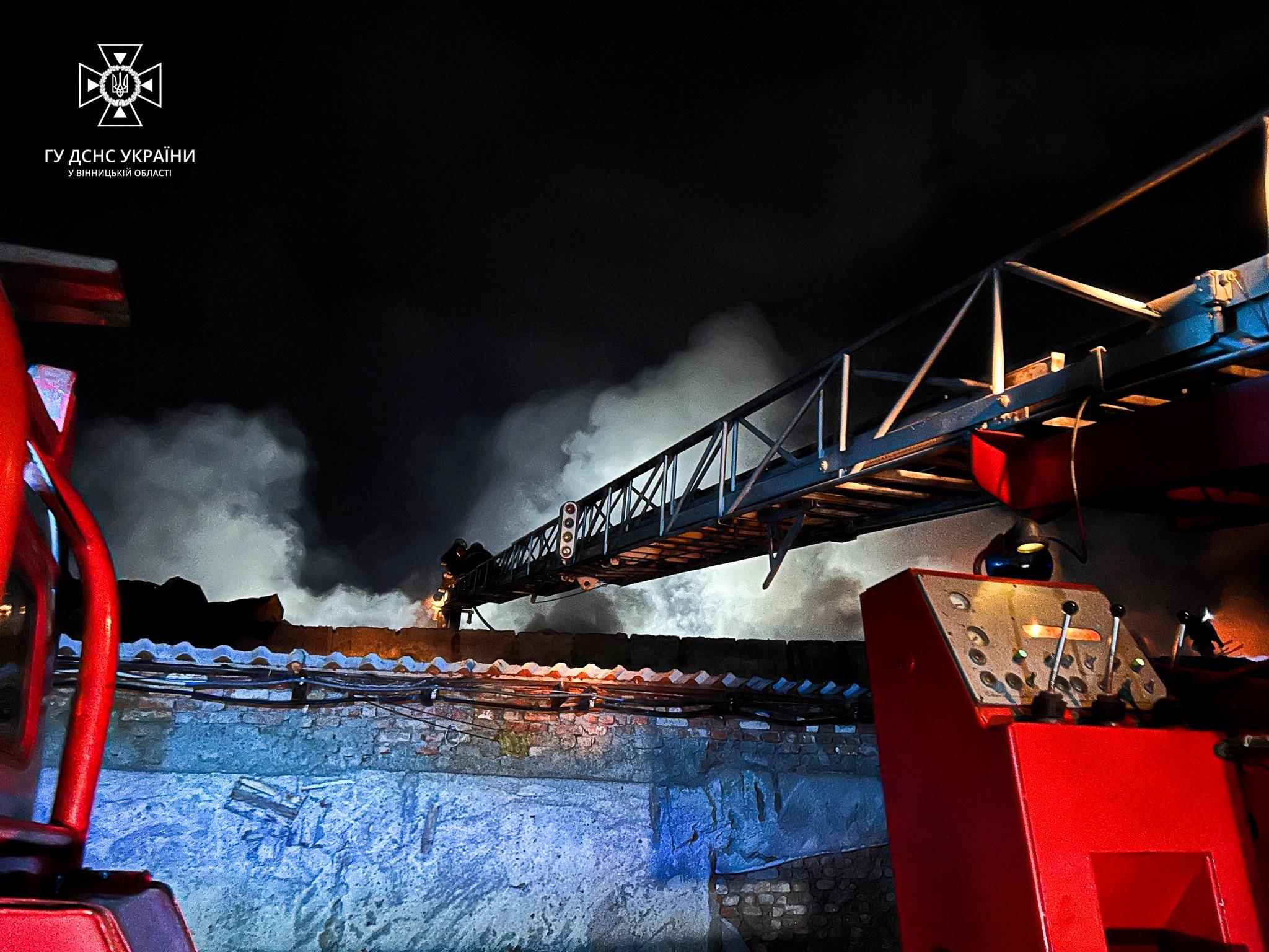 Масштабна пожежа сталася на ринку в Хмільнику (Фото+Відео)