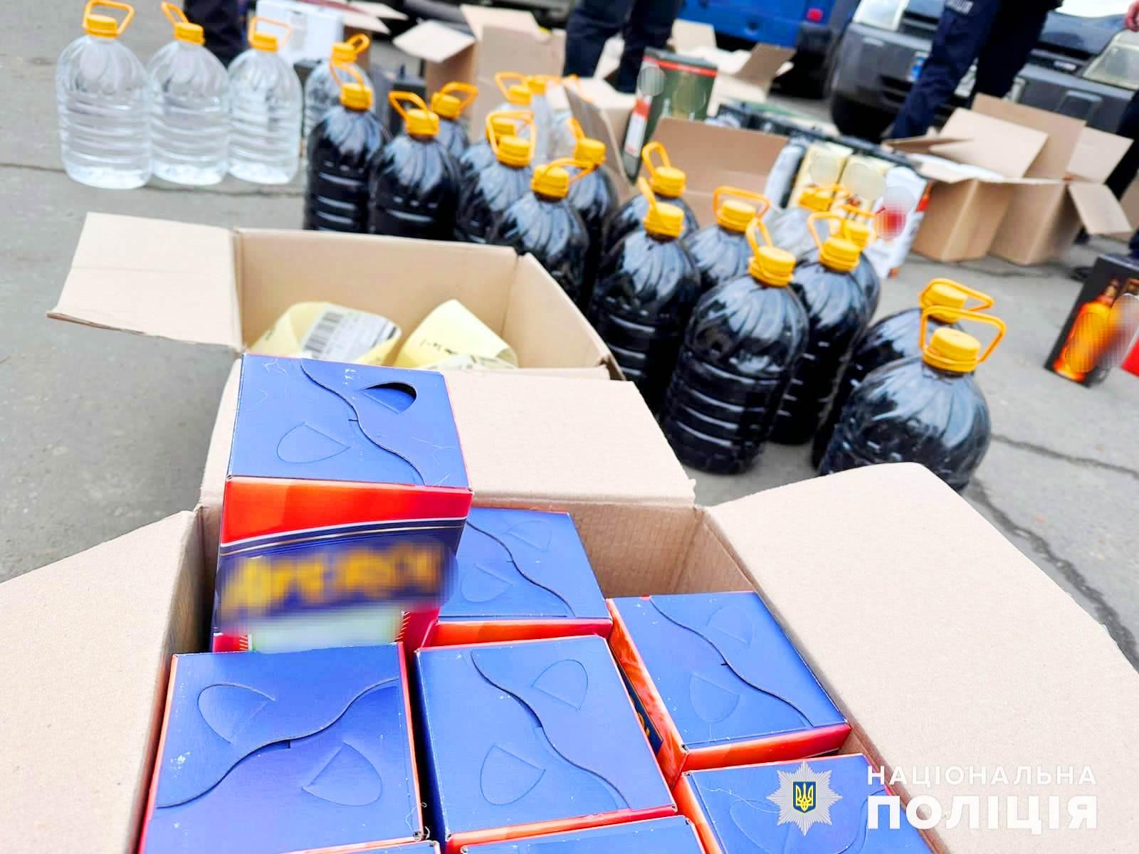 П’ять тонн контрафактного алкоголю замаскованого під відомі бренди вилучили у Могилів-Подільському районі (Фото)