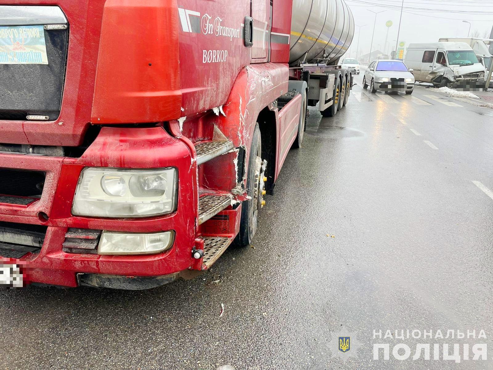 Вантажівка та мікроавтобус зіткнулися на Немирівському шосе. Постраждав пасажир (Фото+Відео)