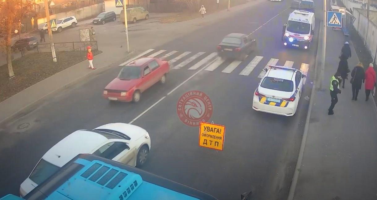 Пішохід потрапив під колеса Mercedes на переході у Вінниці (Фото+Відео)