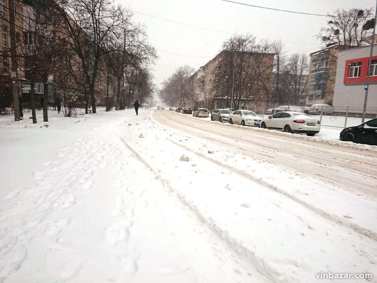 Снігопад накрив Вінницю: у місті затори та засипані тротуари (Фото)