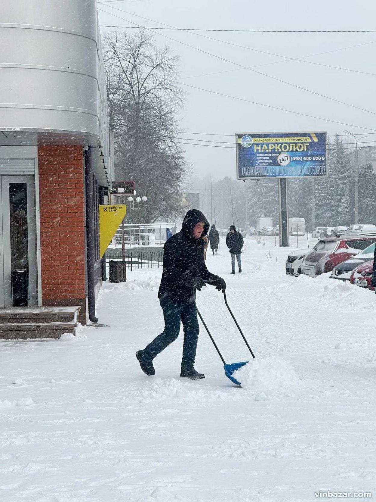 Снігопад накрив Вінницю: у місті затори та засипані тротуари (Фото)