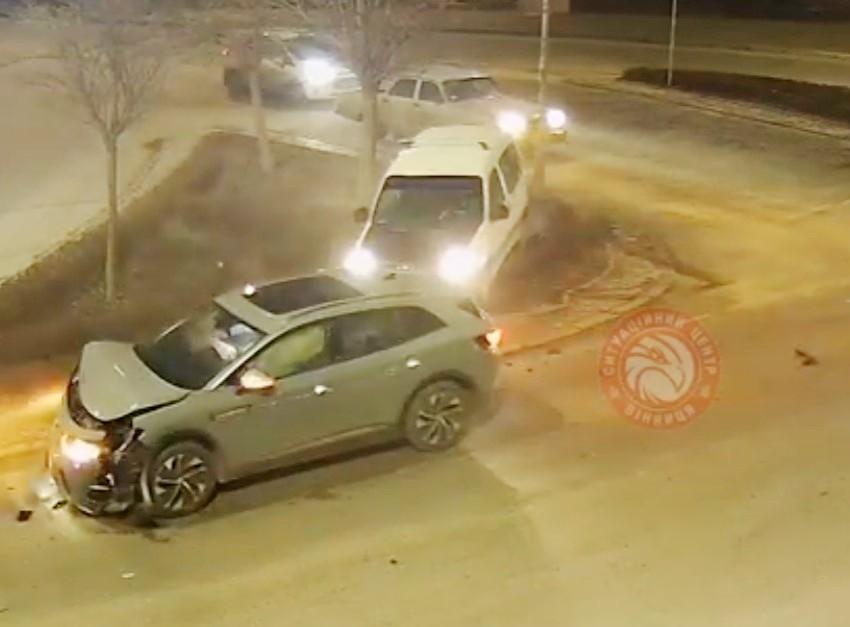 Peugeo та Volkswagen зіткнулися на вулиці Київській (Відео)