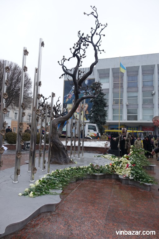 У Вінниці відкрили пам'ятник Небесній сотні - вишню свободи з бронзи (Фото)
